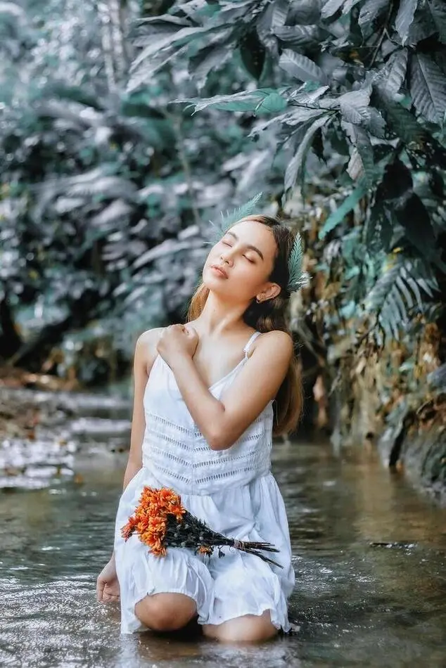 Élise Durand, naturopathe à Lyon - Femme méditative avec une plante